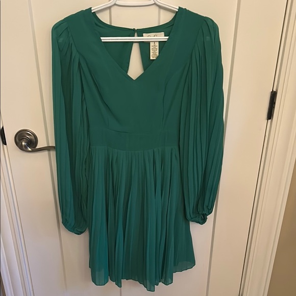 Jessica Simpson Green Pleated V-Neck  Dress with Bishop Sleeves - Picture 1 of 6